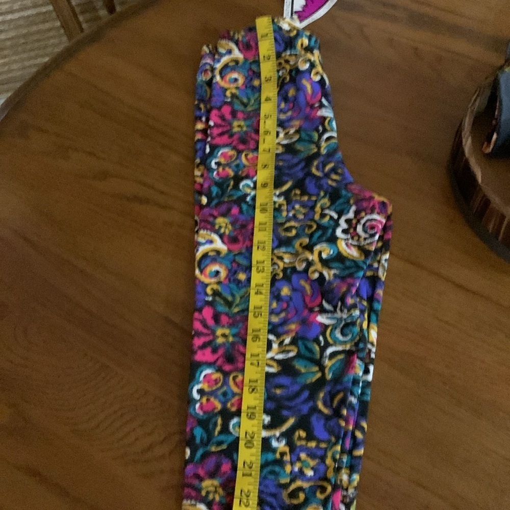 BUNDLE OF 4 Pairs of Floral and Paisley Leggings Size M NWT gifted - Picture 14 of 14